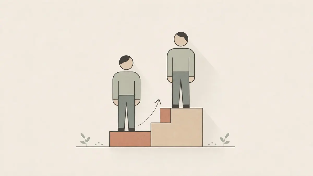 Ilustrație editorială minimalistă: două siluete pe trepte, treapta de jos împinsă în sus de o săgeată, ridicând silueta scundă aproape la nivelul celei de lângă ea, sugerând restrângerea diferenței dintre salarii.